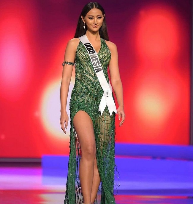 Selain kompetisi swimsuit, pada preliminary competition Miss Universe 2020, juga menghadirkan kompetisi gaun malam.  Foto: dok. Instagram/@officialputeriindonesia