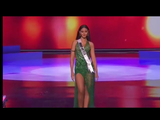 Ayu Maulida tampil memukau di panggung Miss Universe 2020. Pada babak preliminary competition atau kompetisi preliminary, Puteri Indonesia 2020 itu tampil menggunakan bikini dan gaun malam.  Foto: Dok. Screenshoot Instagram Puteri Indonesia