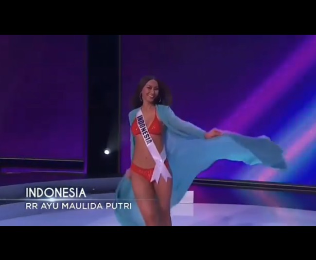 Tahap selanjutnya adalah menampilkan tubuh indah dalam balutan bikini. Ayu Maulida yang berusia 23 tahun itu tampil memukau mengenakan bikini merah yang dipadankan dengan outerwear hijau.  Foto: dok. Instagram/@officialputeriindonesia