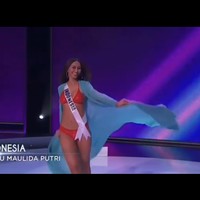 Tahap selanjutnya adalah menampilkan tubuh indah dalam balutan bikini. Ayu Maulida yang berusia 23 tahun itu tampil memukau mengenakan bikini merah yang dipadankan dengan outerwear hijau.  Foto: dok. Instagram/@officialputeriindonesia