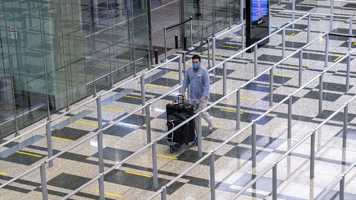 Bandara Changi menjadi klaster COVID-19 terbesar di Singapura. Pada Kamis (13/5) kemarin, total ada 46 kasus COVID-19 yang berasal dari klaster Bandara Changi.