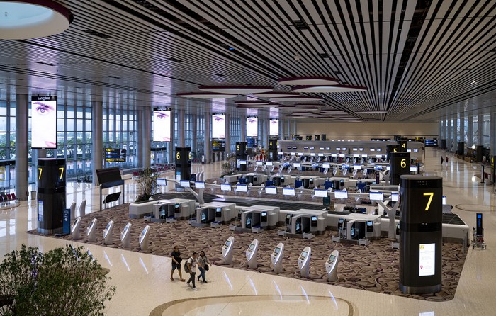 Bandara Changi menjadi klaster COVID-19 terbesar di Singapura. Pada Kamis (13/5) kemarin, total ada 46 kasus COVID-19 yang berasal dari klaster Bandara Changi.