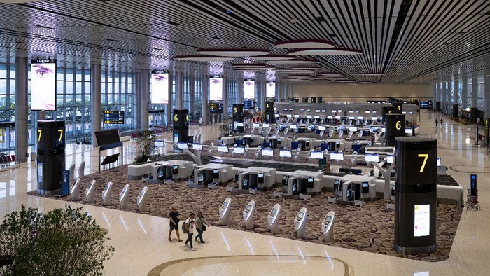 Bandara Changi menjadi klaster COVID-19 terbesar di Singapura. Pada Kamis (13/5) kemarin, total ada 46 kasus COVID-19 yang berasal dari klaster Bandara Changi.