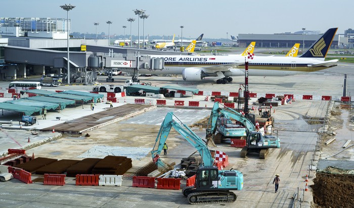 Bandara Changi menjadi klaster COVID-19 terbesar di Singapura. Pada Kamis (13/5) kemarin, total ada 46 kasus COVID-19 yang berasal dari klaster Bandara Changi.