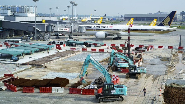 Bandara Changi menjadi klaster COVID-19 terbesar di Singapura. Pada Kamis (13/5) kemarin, total ada 46 kasus COVID-19 yang berasal dari klaster Bandara Changi.