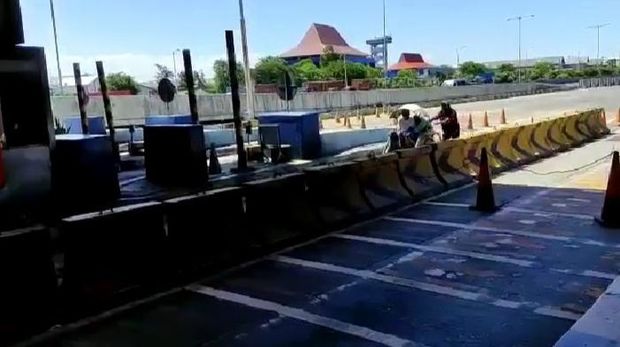 Becak Masuk Tol Surabaya-Gresik