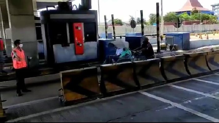 Becak Masuk Tol Surabaya-Gresik