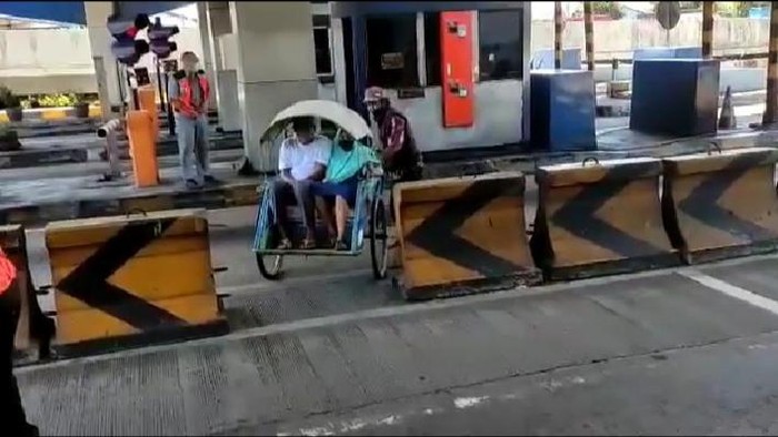 Becak Masuk Tol Surabaya-Gresik