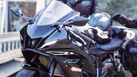 YZF-R7 sejatinya bukanlah model baru dalam sejarah motor Yamaha. Sportbike ini pernah meluncur pada 1999 dengan menggendong mesin legendaris 4-silinder 750cc. Generasi baru R7 akan bersaing dengan Aprilia RS660. Foto: Rushlane
