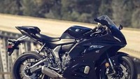 Sebagai informasi, Yamaha R7 dibuat oleh Yamaha sebagai pengganti YZF-R6 yang sudah disuntik mati. Yamaha R6 tidak dilanjutkan lagi produksinya lantaran menurunnya penjualan motor sport berkapasitas 600 cc secara global. Konsumen lebih menyukai motor 600 cc ke atas dan motor adventure. Foto: Rushlane
