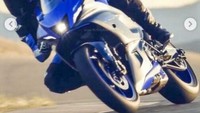 Seperti dikutip dari laman Rushlane, Yamaha R7 terbaru menampilkan desain fascia yang agak berbeda dengan model-model R Series sebelumnya. Di bagian kanan-kiri fascia tetap menampilkan garis lampu DRL yang sporty, namun di bagian lampu utamanya menampilkan aura lebih sangar dengan dukungan LED proyektor. Foto: Rushlane
