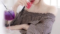 Lewat akun Instagramnya, Vey memadukan aktivitas sehari-harinya sambil berpose sebagai model vape ticker hingga produk lainnya. Foto: Instagram @veyrubyjane