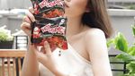 Cantiknya Selebgram Vey Ruby Jane Saat Minum Boba