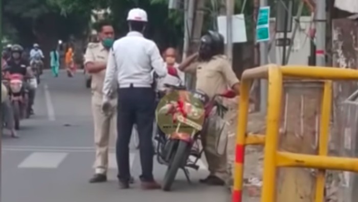 catatan pengendara polisi tidak mengenakan helm langsung adu jotos.