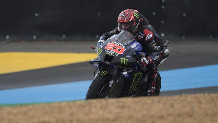 LE MANS, FRANCE - MAY 14: Fabio Quartararo of France and Monster Energy Yamaha MotoGP Team  rounds the bend during the MotoGP of France - Practice at  on May 14, 2021 in Le Mans, France. (Photo by Mirco Lazzari gp/Getty Images)