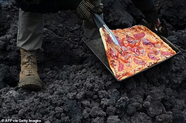 Gokil! Pria Ini Panggang Pizza di Atas Gunung Berapi