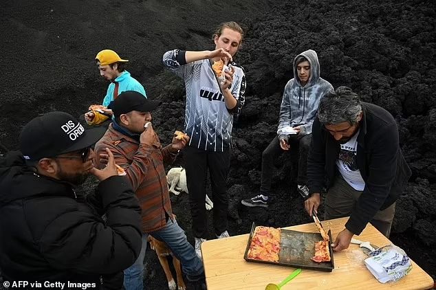 Gokil! Pria Ini Panggang Pizza di Atas Gunung Berapi