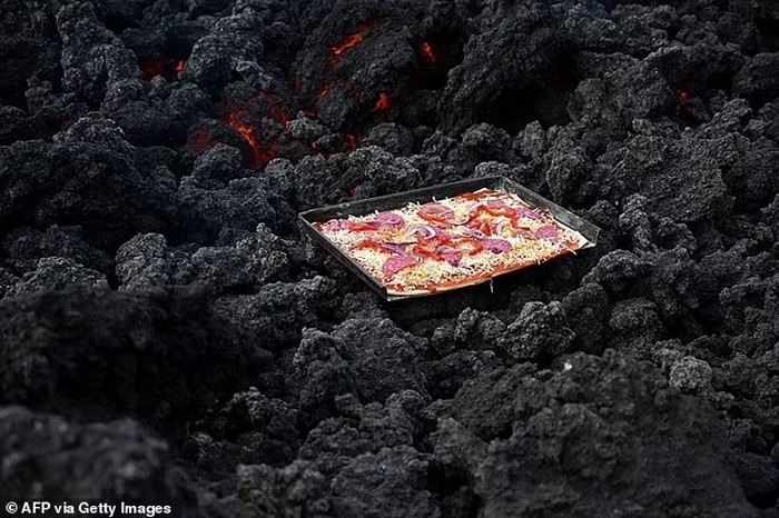 Gokil! Pria Ini Panggang Pizza di Atas Gunung Berapi