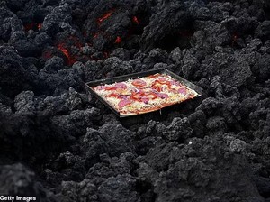 Gokil! Pria Ini Panggang Pizza di Atas Gunung Berapi