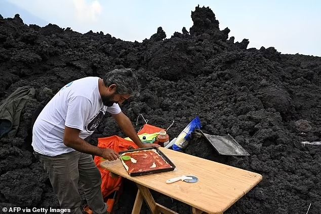 Gokil! Pria Ini Panggang Pizza di Atas Gunung Berapi