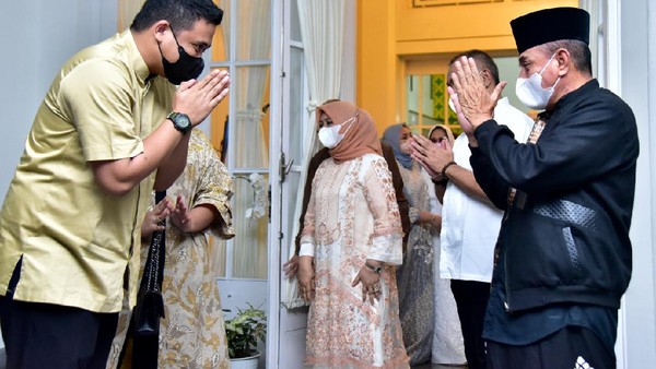 Potret Hangatnya Gubsu Edy-Bobby Silaturahmi di Hari Fitri
