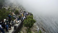 Wisatawan dari sejumlah daerah memadati kawasan wisata alam Tangkuban Parahu untuk mengisi libur hari ketiga Idul Fitri 1442 Hijriah. 