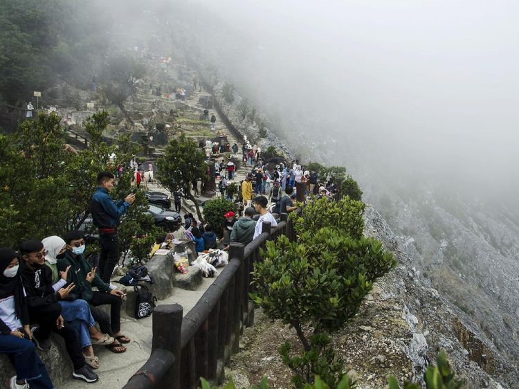 Suasana Ramai Gunung Tangkuban Parahu Saat Libur Lebaran