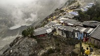 Gunung yang memiliki ketinggian 2.048 mdpl itu merupakan gunung berapi aktif yang terakhir meletus pada tahun 2018 lalu. Ada beberapa kawah yang bisa dinikmati pengunjung, di antaranya Kawah Ratu, Kawah Domas, dan Kawah Upas.