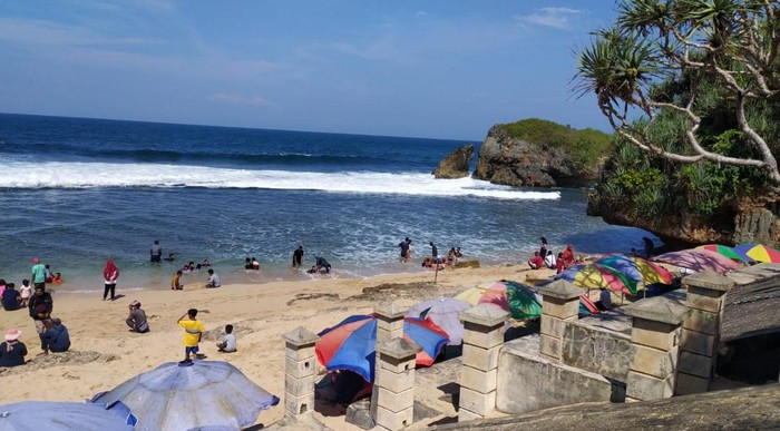 Dinas Pariwisata (Dispar) Kabupaten Gunungkidul mencatat di hari kedua lebaran ini ada belasan ribu wisatawan yang berkunjung ke kawasan pantai Gunungkidul. Pasalnya Dispar menargetkan 108.916 kunjungan wisata selama libur lebaran.