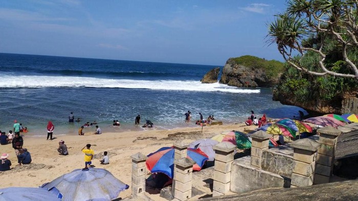 Dinas Pariwisata (Dispar) Kabupaten Gunungkidul mencatat di hari kedua lebaran ini ada belasan ribu wisatawan yang berkunjung ke kawasan pantai Gunungkidul. Pasalnya Dispar menargetkan 108.916 kunjungan wisata selama libur lebaran.