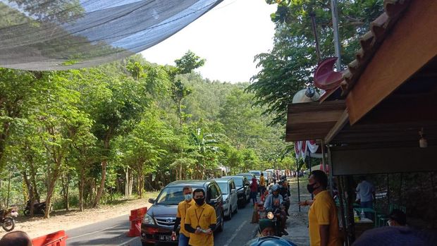 Dinas Pariwisata (Dispar) Kabupaten Gunungkidul mencatat di hari kedua lebaran ini ada belasan ribu wisatawan yang berkunjung ke kawasan pantai Gunungkidul. Pasalnya Dispar menargetkan 108.916 kunjungan wisata selama libur lebaran.