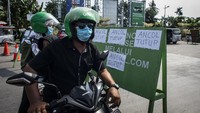 Sejumlah warga telah berdatangan untuk berwisata di kawasan Ancol. Sebagian besar warga tidak tahu kawasan Ancol ditutup hari ini.