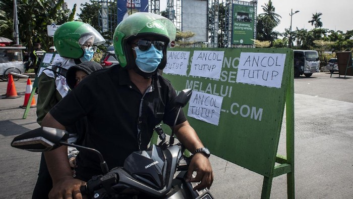 Sejumlah warga yang akan berwisata tertahan di kawasan pintu masuk Ancol Taman Impian, Jakarta, Sabtu (15/5/2021). Pengelola Ancol Taman Impian menutup seluruh area rekreasi dan wisata Pantai Ancol selama satu hari pada Sabtu (15/5) untuk dilakukan penyemprotan disinfektan dan evaluasi penguatan protokol kesehatan. ANTARA FOTO/Aprillio Akbar/wsj.