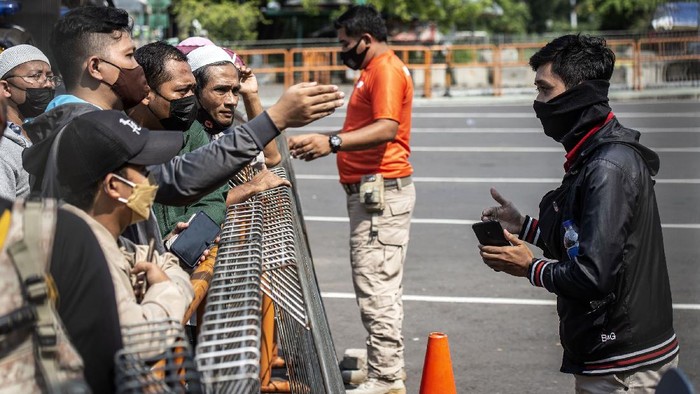 Hari Ini Ancol Ditutup Sejumlah warga yang akan berwisata tertahan di kawasan pintu masuk Ancol Taman Impian, Jakarta, Sabtu (15/5/2021). Pengelola Ancol Taman Impian menutup seluruh area rekreasi dan wisata Pantai Ancol selama satu hari pada Sabtu (15/5) untuk dilakukan penyemprotan disinfektan dan evaluasi penguatan protokol kesehatan. ANTARA FOTO/Aprillio Akbar/wsj.
