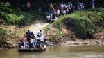 Hindari Kemacetan Tempat Wisata, Warga Potong Jalan dengan Perahu Eretan