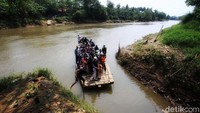 Lokasi perahu eretan dengan Tanjung Pasir sekitar 10 km. Namun kepadatan lalu-lintas pada masa libur lebaran terpantau hingga di Kawasan Teluk Naga. 