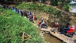 Hindari Kemacetan Tempat Wisata, Warga Potong Jalan dengan Perahu Eretan