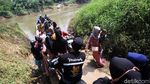Hindari Kemacetan Tempat Wisata, Warga Potong Jalan dengan Perahu Eretan