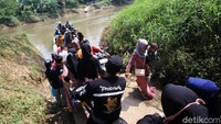 Perahu eretan ini menjadi solusi alternatif di tengah kemacetan di kawasan Teluk Naga, Kabupaten Tangerang.