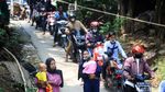 Hindari Kemacetan Tempat Wisata, Warga Potong Jalan dengan Perahu Eretan