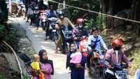 Antrean pengendara sepeda motor yang akan menaiki perahu eretan tampak mengular panjang.