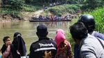 Hindari Kemacetan Tempat Wisata, Warga Potong Jalan dengan Perahu Eretan