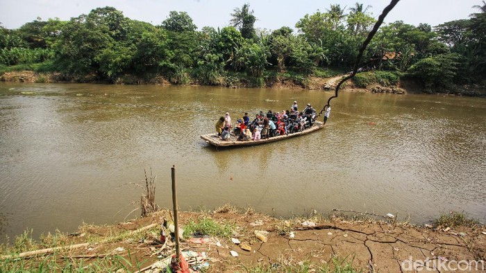 Hindari Kemacetan Tempat Wisata, Warga Potong Jalan dengan Perahu Eretan Warga menyeberangi Sungai Cisadane menggunakan perahu Eretan. Upaya itu untuk menghindari kemacetan di jalan menuju kawasan wisata pantai Tanjung Pasir.