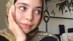 Pose Isabelle Tramp, Putri Ayu Azhari saat Hangout di Kafe