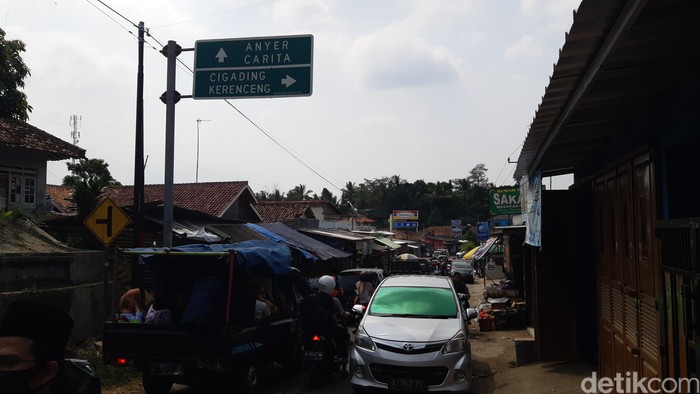 Jalan alternatif menuju Pantai Anyer macet sepanjang 10 km