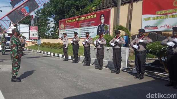 Kapolda Sumut Irjen Panca Putra Simajuntak bersama Pangdam I/Bukit Barisan Mayjen TNI Hasanuddin meninjau pelaksanaan Operasi Ketupat Toba di Labuhanbatu. (Ahmad FIM/detikcom)