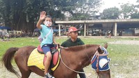 Untuk keliling naik kuda satu putaran, harganya cuma Rp 10.000 saja. Kalau tiga putaran, Rp 25.000. Banyak anak-anak yang suka naik kuda di sini. Mereka biasanya didampingi orang tuanya. (Sol Lamer/detikcom)