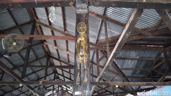 Oleh masyarakat Sentani, kayu soang yang dijadikan tiang rumah, tidak diubah bentuknya, misalnya memotongnya menjadi balok panjang. Namun disesuaikan dengan kondisi asli kayu soang. Mereka hanya membuat ukiran di tiang rumah. (Hari Suroto/Istimewa) Oleh masyarakat Sentani, kayu soang yang dijadikan tiang rumah, tidak diubah bentuknya, misalnya memotongnya menjadi balok panjang. Namun disesuaikan dengan kondisi asli kayu soang. Mereka hanya membuat ukiran di tiang rumah. (Hari Suroto/Istimewa)
