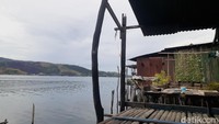 Kayu soang harus dipilih yang benar-benar sudah tua agar tiang tidak cepat roboh. Lokasi mengambil kayu soang juga sudah diatur secara adat, di mana tempat leluhurnya ambil maka keturunannya juga akan mengambil kayu dari lokasi yang sama. Kayu ini hanya diambil untuk tiang rumah tidak boleh untuk fungsi lain. (Hari Suroto/Istimewa)