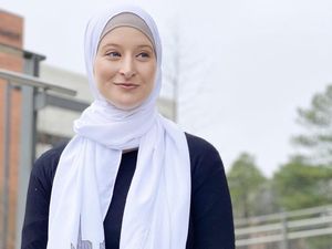 Cerita Bule Cantik Jadi Mualaf Setelah Mencoba Pakai Hijab di World Hijab Day
